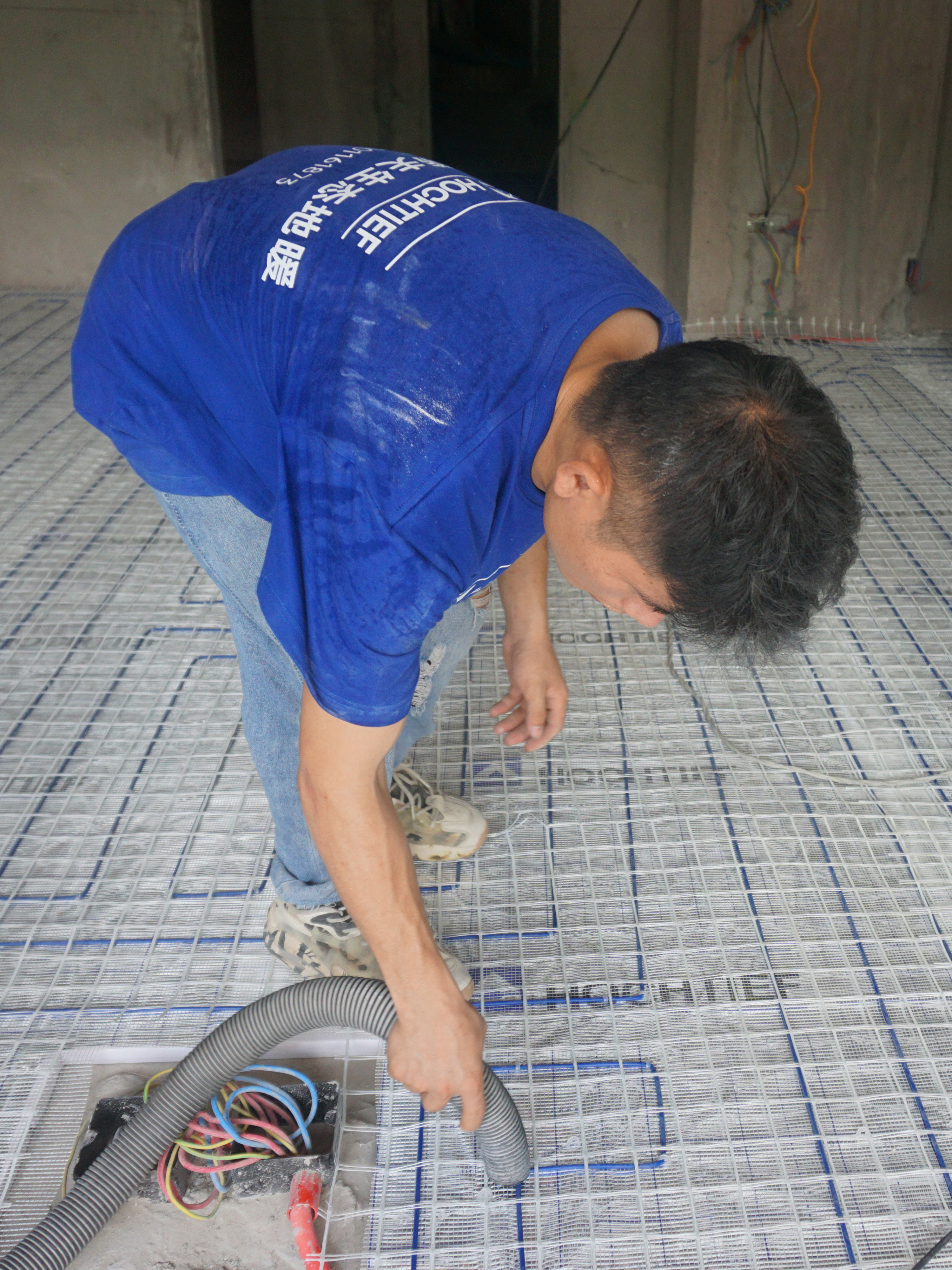 浙江嘉興市平湖壹號湖景豪宅精裝房電地暖舒適采暖系統(tǒng)吸塵施工